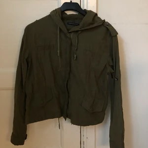 Brandy Melville jacka  - Militärgrön jacka med luva, dragkedja och knappar från brandy Melville. 