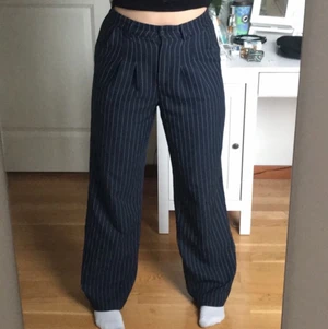 Kostymbyxor i storlek medium - Dem går att spänna åt lite extra i midjan. Köpta för 700kr