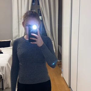 Långärmad tröja - Storlek s/m. Så stretchig och skön!! Jättefin grå färg💞