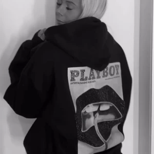 Playboy hoodie - Säljer min fina Playboy hoodie eftersom den inte kommer till användning, den är super skön och väldigt mysig. Den ser ut helt som ny i väldigt bra skick. Storlek small men ganska oversized så den passar alla storlekar.