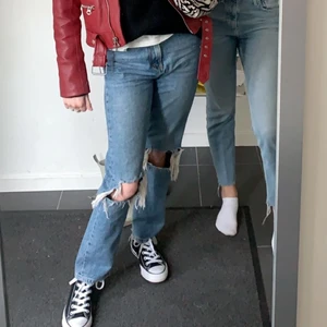 Blåa midwaist jeans med hål - Tänkte sälja dessa blåa jeans då jag inte använder de längre. De är raka i modellen med hål och slitningar på knäna och har en medelhög midja. I storlek 34 från Gina Tricot. Jag är 163cm💕