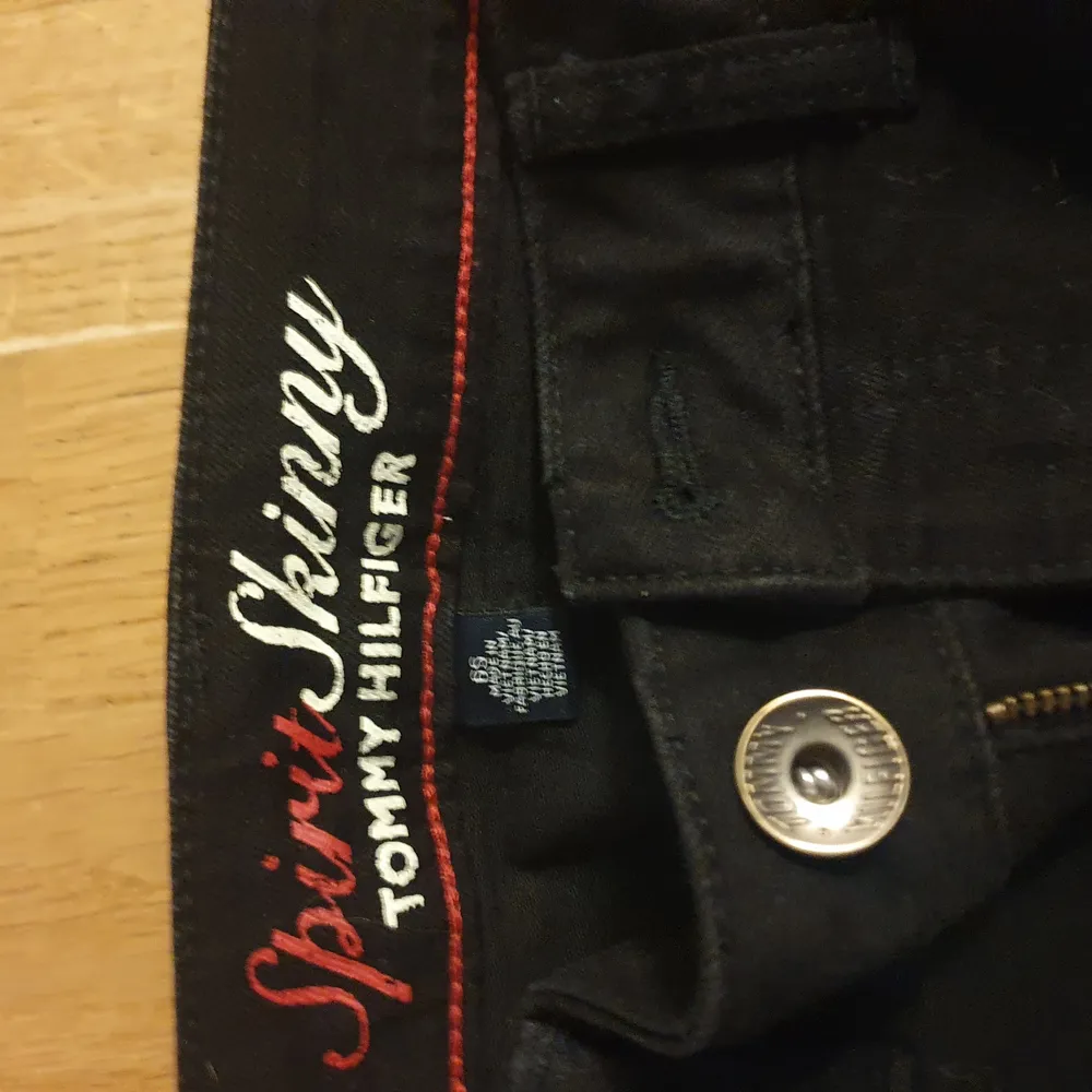 Svarta knappt använda tommy hilfiger jeans. Spirit skinny. Stolek 6S. OBS amrikans stolek då dom är inköpta i USA! Köparen står för frakten.. Jeans & Byxor.