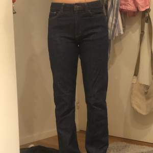 Carin Wester jeans i strl 38, midwaist jättefin mörkblå färg. Jättebra skick!! Möts upp i Sthlm eller fraktar💕