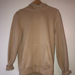 Beige hoodie - Säljer denna beiga hoodie. Den är från herravdelningen, men skulle säga att den passar för tjejer minst lika bra❤️‍🔥passar xs-m beroende på hur man vill att den ska sitta💕