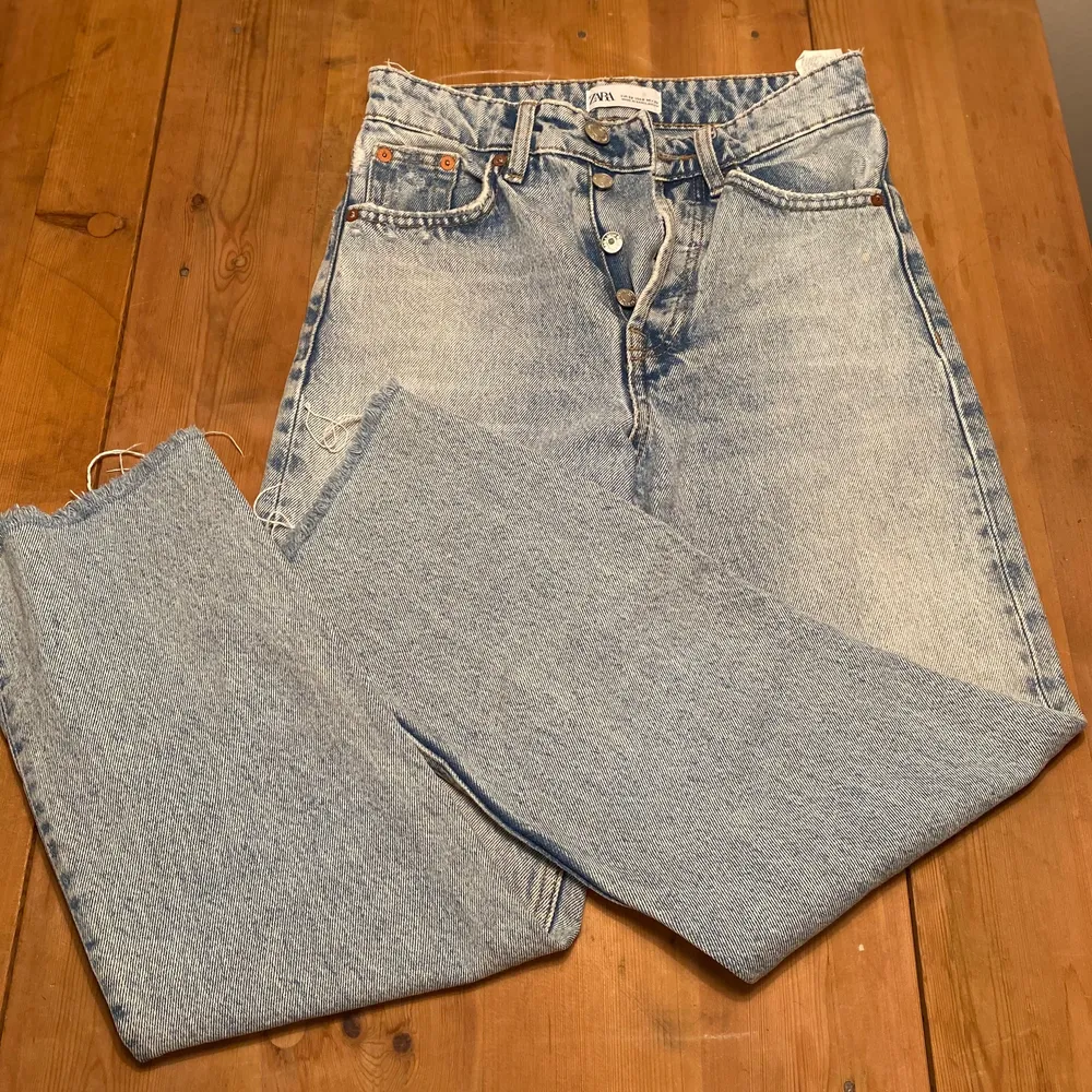 Super snygga jeans från zara med knapp öppning. . Jeans & Byxor.