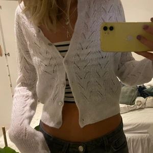 Vit virkad kofta från Mango - Såå söt och snygg stickad kofta från Mango! Knappt använd, köpt i somras utomlands! Den är virkad så man ser igenom den och passar till ALLT!💕💕🙏🏼🙏🏼😇😇