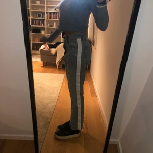 Zara jeans med vit kant - Tänkte sälja mina Zara jeans som jag köpte för jätte längesedan. Har använt dem Max 3 gånger eftersom dem inte passar mig riktigt. Dem är lite för korta för mig, jag är 162. Så skulle rekommendera att man är lite kortare än mig. Eller så gillar man kortare jeans. Dem är så fina men har alltid varit lite stora på mig tills nu. 