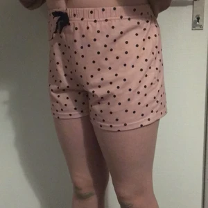 Pyjamasshorts ifrån SHEIN storlek 152 - Pyjamasshorts i relativt bra skick, köpa för ungefär 1 år sedan.