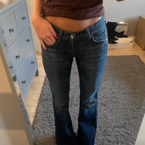 Jeans - Såå balla jeans i bootcut-modell. Köpt second hand, inte använt så mycket. Snygg slitning och bra passform, det är stl 25 och passar mig som är en xs/s          Bud på 300kr!