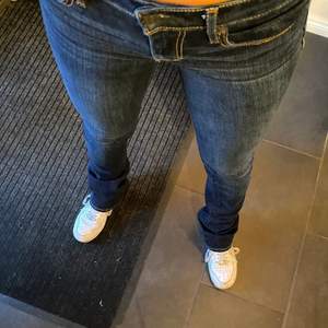 Säljer dessa super snygga lågmidjade jeans från Abercrombie & Fitch då de inte kommer till användning. Knappt använda, som nya! Vid stort intresse startas budgivning ❤️‍🔥