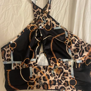  Croppad topp  - Cool topp, korsad vid halsen, storlek s 💕 70kr frakten ingår 😵🤩