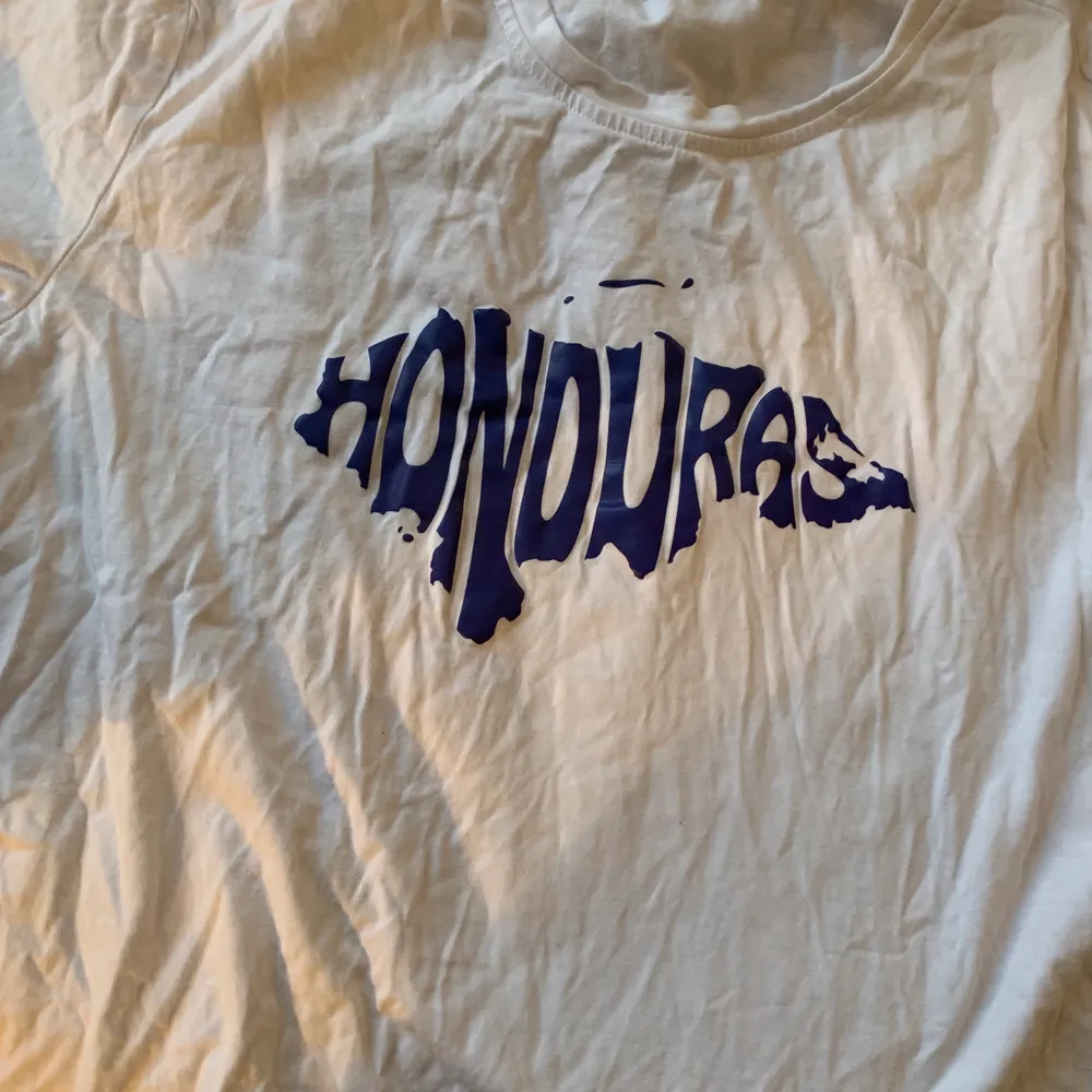 Vit t-shirt med trycker Honduras på! Vet inte vart jag köpt med rätt cool. T-shirts.