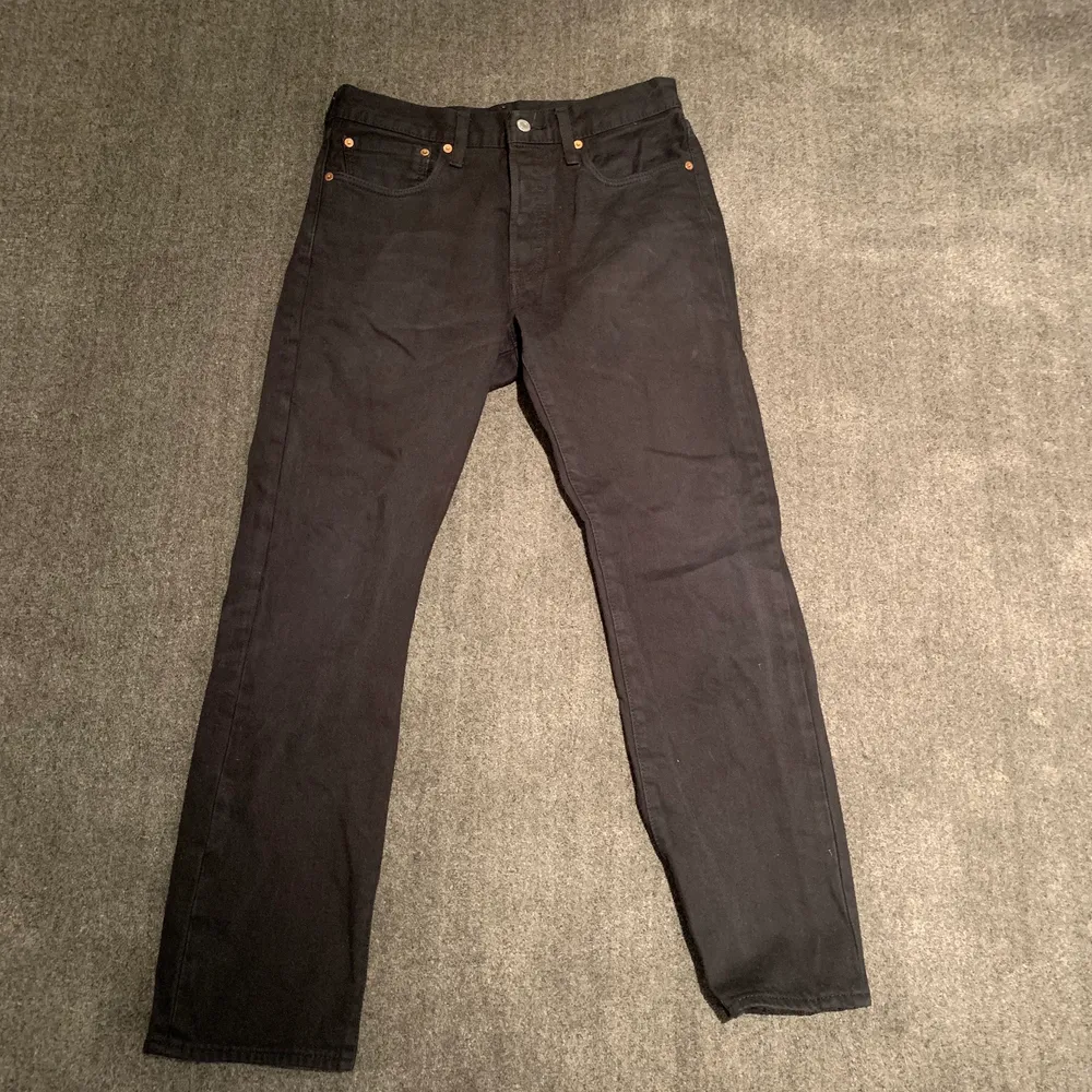 Väldigt trendiga svarta jeans med straight passform. Näst in till topp skick. Säljer pågrund av att jag har växt ur dem :) Nypris 1150 kr. Jeans & Byxor.