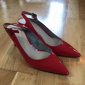Röda klackar ifrån zara!  - Jättefina klackskor ifrån Zara som jag inte längre använder! Säljer dom för 200kr (frakt är inräknat i priset) 