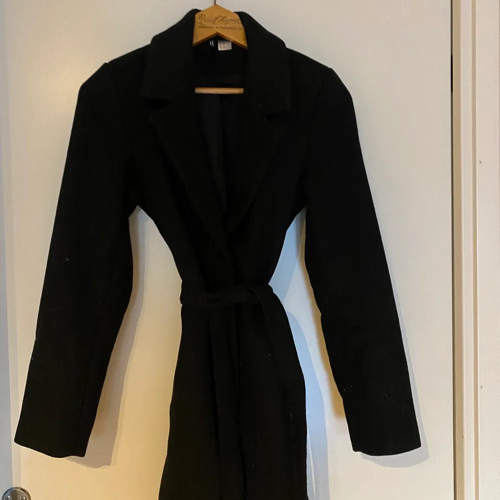 En svart kappa från H&M använd 2 gånger ungefär, säljer på grund av för liten. Storlek XS.. Jackor.