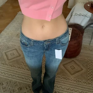 Bra du Melville jeans stlk M - Supersnygga lågmidjade jeans från Brandy Melville stlk M. Helt oanvända med lapp kvar. Säljer då dom är för stor på mig. 