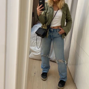Zara - Funderar på att sälja mina älskade zara jeans då dom inte kommer till användning så mycket längre! Dom är för långa på mig som är ca 160 men brukar vika upp dom och det fungerar bra! 💖👌🏼