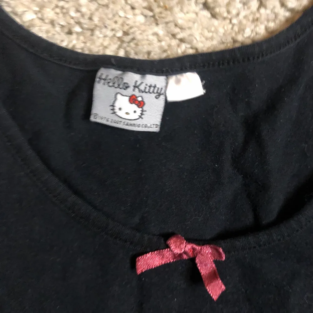 en lång hello kitty tshirt från barnavdelningen som kan funka som miniklänning om du är tillräckligt kort😅😅 storleken på lappen går ej att läsa längre men den passar xs men är lite tight i armhålorna. . T-shirts.