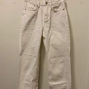 Säljer dessa vita Voyage jeans från Weekday i strl W25 L26. Passar er som är lite mer petite. De är ganska croppade på mig som är 159 cm. Sitter även midwaist på mig. 