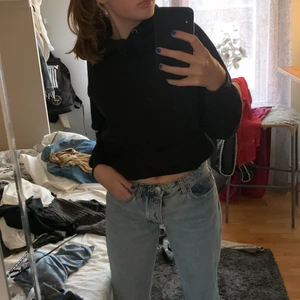 Svart hoodie - En superfin svart hoodie!! Hoodien är lite nopprig därav det låga priset. Säljer pga att den är för liten💕💕 köpte hoodien för 300kr