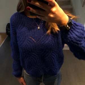 Stickad tröja - Säljer min kornblåa stickade tröja ifrån Only men köpt på Nelly. Är i fint skick, inte nopprig och använd fåtal gånger! Är i storlek XS men passar även S, säljer för 250 kr + frakt eller högsta bud!💙🥰