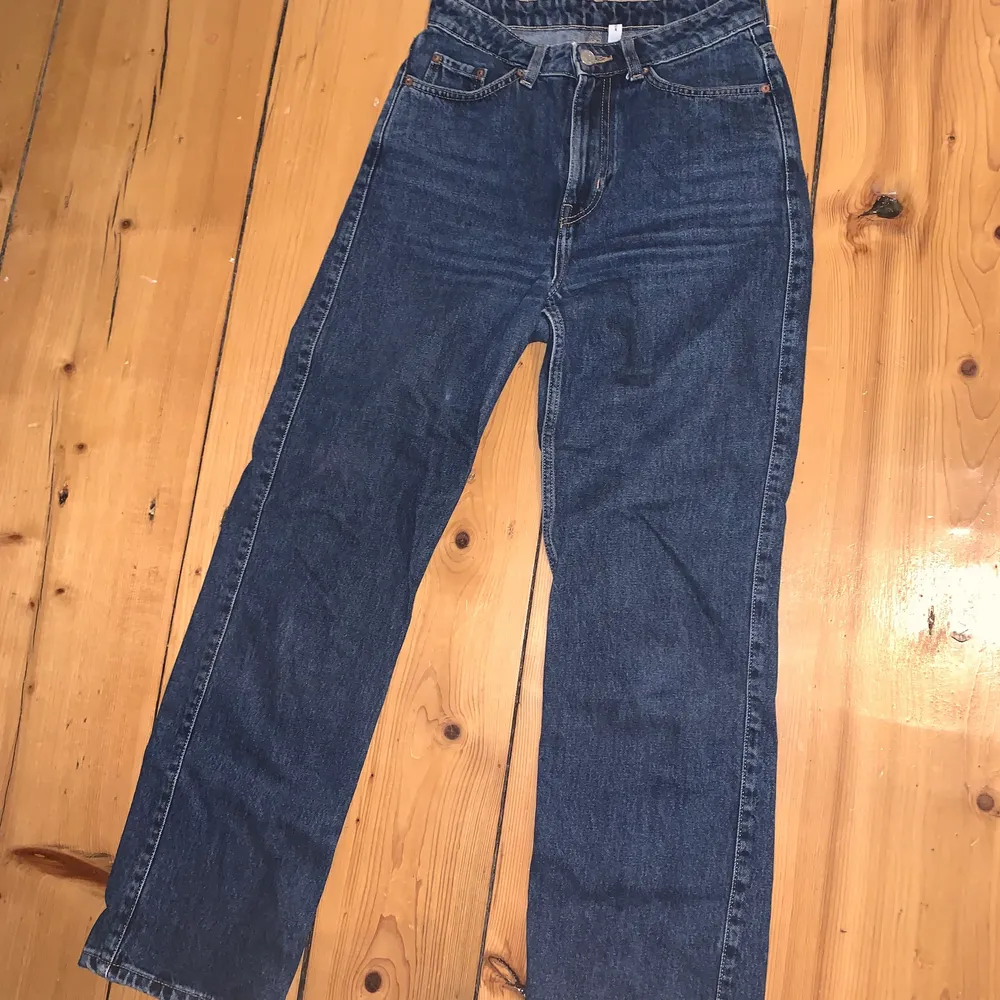 WEEKDAY JEANS ROWE - mörkblå, orginalpris:500kr, säljer pga för små, 250 inkl.frakt. Jeans & Byxor.