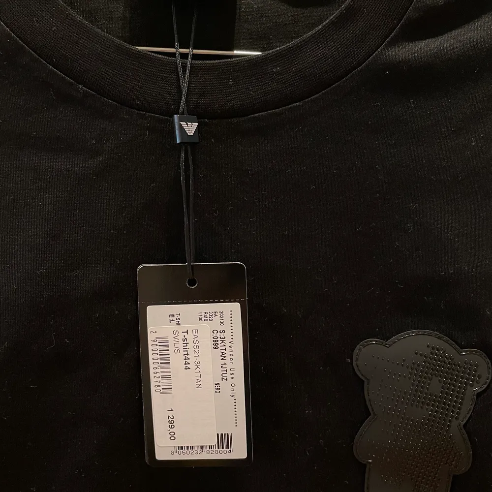 Splitterny Armani T-Shirt, köpt från NK i Stockholm. Kvitto finns. I storlek L, men liten i storlek. . T-shirts.