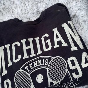 Sweatshirt  - Sweatshirt från Gina Tricot, knappt använd. Stl M. 120:-💕