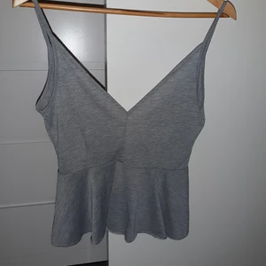 Sommar tröja - En v-ringad tröja super fin till sommaren. Utringningen är större vid ryggen. Helt vanlig grå storlek M. Används inte då jag har en i marinblå
