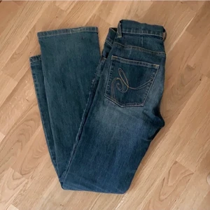 Lågmidjade jeans - Lågmidjade jeans köpta secondhand men fortfarande fint skick. Storlek 164. Säljer då de inte kommer till användning. Frakt tillkommer! 