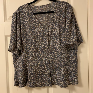 Fin blus i blått med gräddvita blommor - Oanvänd blus i storlek XL. Mejla om du vill ha fler bilder.   Rökfritt hem.  Skickas oftast samma dag (beroende på tid av köp/betalning, annars nästkommande dag)   Går självklart bra att köpa varan/vinna auktionen och betala vid lön eller senare tillfälle vid överenskommelse (släng iväg ett mejl eller sms så är det inga problem) 
