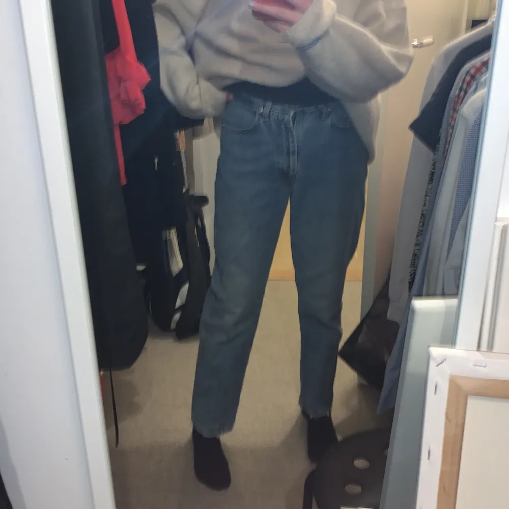 Säljer ett par jeans från davys som tyvärr blivit för kort för mig! De är jätte fina och sköna!! Fråga efter fler bilder eller info💘 storlek 29/30 men passar på mig som är 36. Jeans & Byxor.