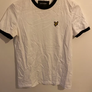 Lyle scott T-shirt  - Säljer en Lyle scott T-shirt i stl xs. Knappt använd!🖤