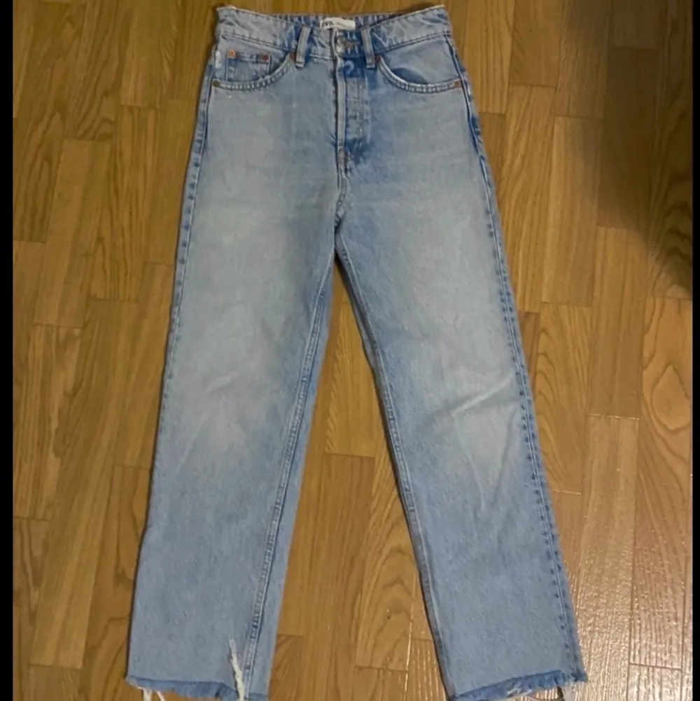 Ett par jätte fina Zara jeans som jag älskar! Men tyvärr blev förr små:( Storlek 34 men är strechiga så kan passa 36. . Jeans & Byxor.