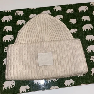 Acne mössa - Säljer nu min Acne mössa i fint skick! Köpte hösten 2019 på acnes butik i Stockholm och är sparsamt använd. Har tyvärr inget kvittot men såklart så är den äkta!! En liten sminkrand som man kan se på andra bilden men det är absolut inget man tänker på💗