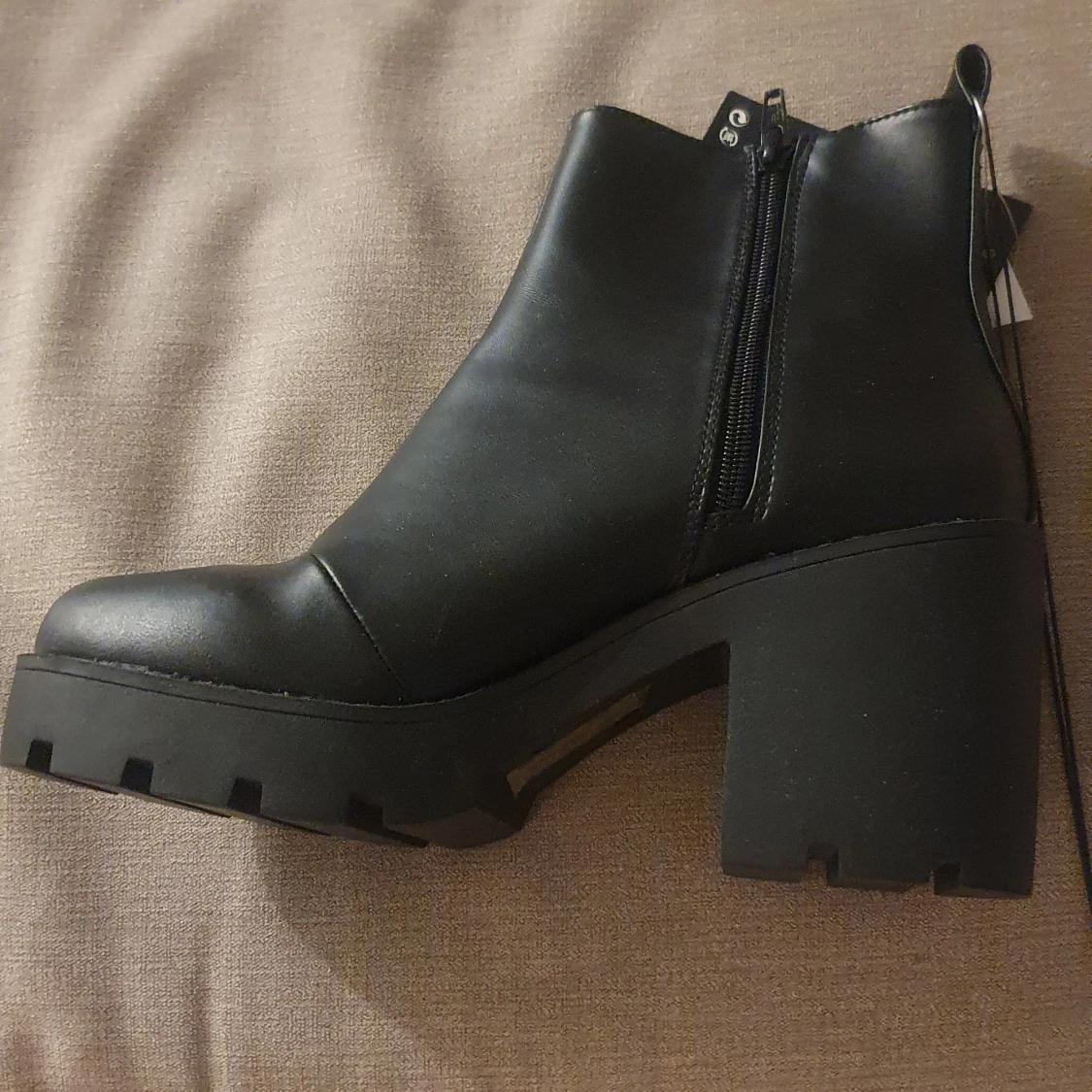 Svarta klackskor storlek 40