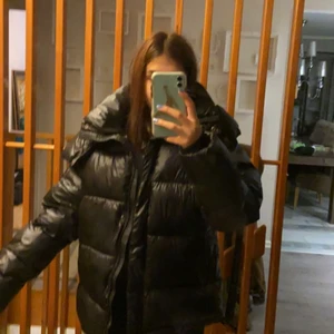 Bikbok  - intressekoll på min svarta vinter jacka från bikbok i storlek S men skulle säga att den passar M också aldrig använd den är väldigt tjock puffig ordenarie ordinarie pris är 699 men säljer för 599