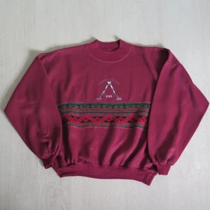 vinröd sweatshirt - Vinröd tröja med mönster på uppskattad strl M/L. Passar bra som oversize om man har mindre strl :) 66 kr spårbar frakt.  Skicka meddelande vid frågor/fler bilder!  Notera att små defekter kan finnas då den inte är ny. Större brister nämns tydligt i annonsen/visas på bild. OBS! Bud är bindande!!!!!!! 