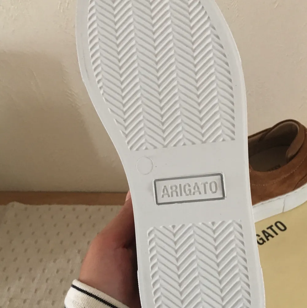 Helt oanvända skor från Axel arigato i stl 35, men passar även som stl 36, modellen är clean 90 suede! Nypris: 2100 kr. Säljs för 800 kr + frakt!. Skor.