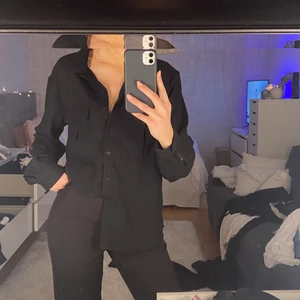 Skjorta - En svart oversize skjorta ifrån bikbok. Använd ett fåtal gånger. I mycket bra skick. Spårbar frakt 66kr. Ej spårbar 48 kr💕