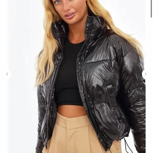 Pufferjacket  - Pufferjacket från Chiquelle i stl S. Köpte den för ungefär 1 år sedan för 800kr och endast använt ett fåtal gånger så den är i väldigt bra skick. Mycket varmare än vad man kan tro och väldigt skön 💕💕