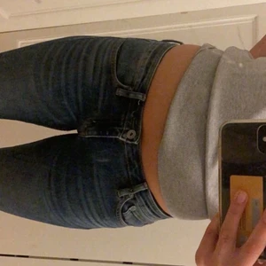 Lågmidjade jeans - Lågmidjade snygga crocker jeans. Bootcut. Y2k vibe. Jag har sprättat upp dem längst ner för att få dem längre. Jag tycker även att de blir en snygg detalj. Men de går att sy upp igen om man vill💕💞