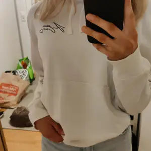 Säljer den här jättefina hoodien då den tyvärr är för liten för mig :/💕 Fick den av en kompis så jag vet inte vad originalpriset är 