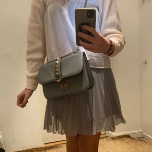 Söt kjol - Så fin plisserad kjol i grått från HM kids💓 