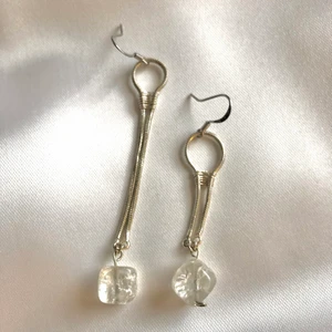 Handgjorda örhängen med bergskristall - Assymetriska örhängen i metall, silver och bergskristall. Aldrig använda.