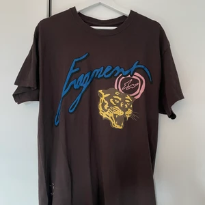 TRAVIS SCOTT FRAGMENT TEE - Size M. Aldrig använd.