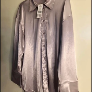 Siden/Satin skjorta helt ny - Helt ny skjorta. Ljusrosa lila i färgen. Nypris 399kr Mitt pris 130kr Storlek 42