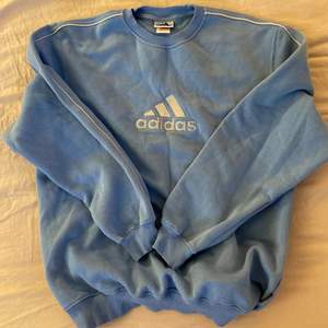 Ljusblå adidas sweatshirt i stl M (man stl så den är oversized)💙💙