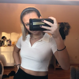 Vit tröja med krage  - Så fin tröja som endast är provad!! Den är kroppad med en fin skärning och krage inköpt från shein, därav priset💗✌🏼✌🏼