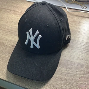 Keps - Är nästan aldrig använ. Den går att justera hur stor man vill ha den som det går på de flesta kepsar:)